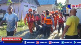 Caption: Tim SAR saat mengevakuasi jasad korban tenggelam di Danau Limboto Gorontalo.