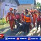 Caption: Tim SAR saat mengevakuasi jasad korban tenggelam di Danau Limboto Gorontalo.
