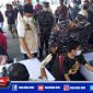 Caption: tampak Bupati Bangkalan tengah mengecek data warga yang mengikuti serbuan vaksin Koarmada II TNI AL.