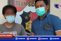 Didampingi polisi, tersangka inisial (MM) menunjukkan barang bukti Hp hasil curiannya.