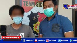 Didampingi polisi, tersangka inisial (MM) menunjukkan barang bukti Hp hasil curiannya.