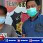 Didampingi polisi, tersangka inisial (MM) menunjukkan barang bukti Hp hasil curiannya.
