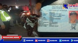Tampak petugas kepolisian mendatangi lokasi kejadian dan ditemukan sepeda motor dan KTP milik korban.