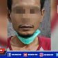 Tersangka (RL) saat diamankan di Mapolsek Asemrowo.