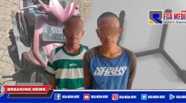 Caption: dua tersangka curanmor inisial AMS dan AR beserta barang buktinya diamankan di Mapolsek Pabean Cantikan, Surabaya.