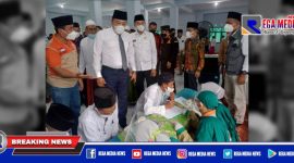 Captio: Bupati dan Wakil Bupati Sampang didampingi Pengasuh Ponpes Al Ihsan Jrangoan (KH. Mahrus Malik) saat tinjau pendataan santri yang hendak di suntik vaksin.