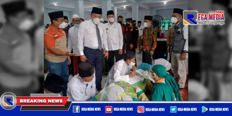 Captio: Bupati dan Wakil Bupati Sampang didampingi Pengasuh Ponpes Al Ihsan Jrangoan (KH. Mahrus Malik) saat tinjau pendataan santri yang hendak di suntik vaksin.