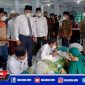 Captio: Bupati dan Wakil Bupati Sampang didampingi Pengasuh Ponpes Al Ihsan Jrangoan (KH. Mahrus Malik) saat tinjau pendataan santri yang hendak di suntik vaksin.