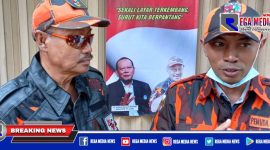 Caption: Ketua Pemuda Pancasila PAC Kamal (kanan) didampingi Ketua Pemuda Pancasila Bangkalan (kiri) saat diwawancara awak media.