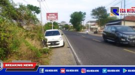 Caption: tampak mobil Ayla warna putih yang terlibat kecelakaan ada dipinggir jalan.