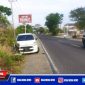 Caption: tampak mobil Ayla warna putih yang terlibat kecelakaan ada dipinggir jalan.