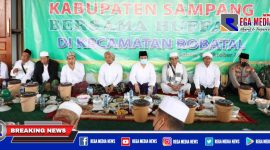 Caption: Sekdakab Sampang (Yuliadi Setiyawan) tampak berada ditengah-tengah para ulama'.