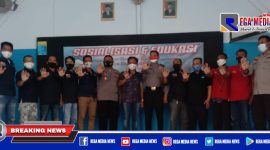 Caption: pose bersama anggota PWS dengan Kapolsek Camplong, Satbinmas dan Kades Banjar Talelah usai sosialisasi tolak hoax.