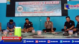 Caption: Ps Kanit Bintibsos Satbinmas Polres Sampang (Aipda Liwail Amri) saat memberikan pencerahan tentang hoax.