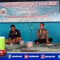 Caption: Ps Kanit Bintibsos Satbinmas Polres Sampang (Aipda Liwail Amri) saat memberikan pencerahan tentang hoax.