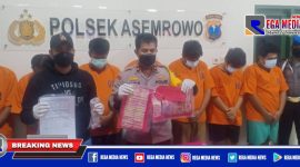 Caption: Kapolsek Asemrowo tunjukkan barang bukti dari hasil penangkapan 7 tersangka.