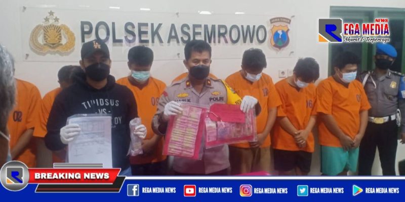 Caption: Kapolsek Asemrowo tunjukkan barang bukti dari hasil penangkapan 7 tersangka.