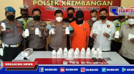 Caption: Kapolsek Krembangan (Kompol Redik Tribawanto) tunjukkan tersangka inisial (HS) dan barang buktinya.