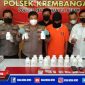 Caption: Kapolsek Krembangan (Kompol Redik Tribawanto) tunjukkan tersangka inisial (HS) dan barang buktinya.