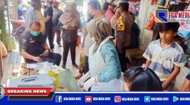 Caption: home care vaksin Polsek Semampir menyisir pedagang Pasar Pegirian.