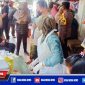 Caption: home care vaksin Polsek Semampir menyisir pedagang Pasar Pegirian.