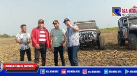 Caption: Bupati dan Wabup Sampang saat survei jalan lingkar selatan menggunakan mobil offroad.