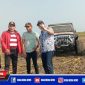 Caption: Bupati dan Wabup Sampang saat survei jalan lingkar selatan menggunakan mobil offroad.
