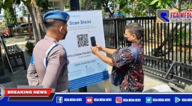 Caption: seorang pengunjung tengah scan barcode peduli lindungi yang hendak masuk ke Mapolres Sampang.