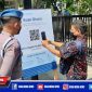 Caption: seorang pengunjung tengah scan barcode peduli lindungi yang hendak masuk ke Mapolres Sampang.