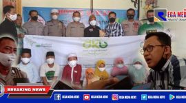Caption: pose bersama Ketua PWS, Plh Pimpinan Cabang Pegadaian Syari'ah Sampang, Satbinmas Polres Sampang dan sejumlah anak yatim.