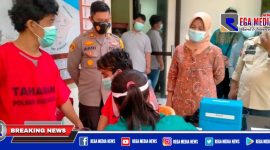 Caption: Kapolsek Mulyorejo (AKP Ardi Purboyo) saat pantau langsung penghuni sel tahanan yang di suntik vaksin.