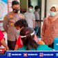 Caption: Kapolsek Mulyorejo (AKP Ardi Purboyo) saat pantau langsung penghuni sel tahanan yang di suntik vaksin.