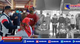 Caption: Bupati Sampang (H. Slamet Junaidi) bersama Forkopimda Sampang saat meninjau gebyar vaksinasi di Pulau Mandangin.