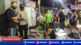 Caption: antusias warga mengikuti vaksinasi massal yang digelar Polsek Semampir meski malam hari.