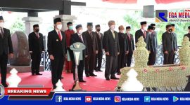 Caption: Wakil Gubernur Jawa Timur (Emil Elestianto Dardak) saat upacara dan ziarah ke makam Raden Panji H. Moh Noer, di Sampang.