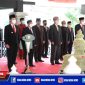 Caption: Wakil Gubernur Jawa Timur (Emil Elestianto Dardak) saat upacara dan ziarah ke makam Raden Panji H. Moh Noer, di Sampang.