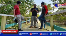 Caption: sejumlah jurnalis Bangkalan tengah menikmati nuansa ekowisata Pesisir Labuhan, Taman Pendidikan Mangrove dan Taman Wisata Laut.