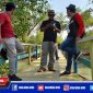 Caption: sejumlah jurnalis Bangkalan tengah menikmati nuansa ekowisata Pesisir Labuhan, Taman Pendidikan Mangrove dan Taman Wisata Laut.