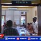 Caption: tampak dari luar ruangan, Komisi A DPRD Bangkalan rapat pembahasan persiapan Pilkada bersama KPU Bangkalan.