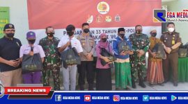 Caption: alumni Akabri 89 pose bersama warga disela-sela kegiatan vaksinasi dan pemberian bansos.