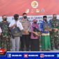 Caption: alumni Akabri 89 pose bersama warga disela-sela kegiatan vaksinasi dan pemberian bansos.
