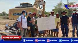 Caption: warga saat melakukan aksi protesnya ke lokasi pengerjaan proyek normalisasi sungai kemuning.