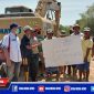 Caption: warga saat melakukan aksi protesnya ke lokasi pengerjaan proyek normalisasi sungai kemuning.