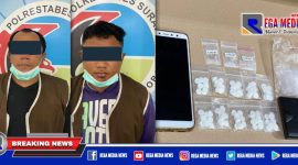 Caption: dua tersangka inisial AF dan MD saat diamankan di Mapolrestabes Surabaya.