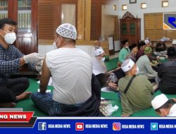 Puluhan Kyai Muda di Sampang Divaksin