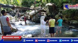 Caption: tampak warga berada di lokasi terputusnya pipa PDAM.