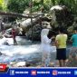 Caption: tampak warga berada di lokasi terputusnya pipa PDAM.