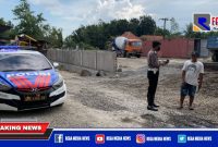 Caption: Kanit Turjawali Satlantas Polres Sampang (Bripka Moekim) mendatangi lokasi truk pengangkut batu berceceran.