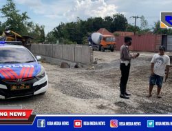 Satlantas Polres Sampang Warning Truk Pengangkut Batu Berceceran