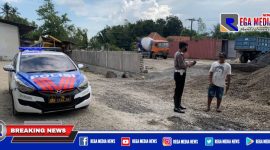 Caption: Kanit Turjawali Satlantas Polres Sampang (Bripka Moekim) mendatangi lokasi truk pengangkut batu berceceran.